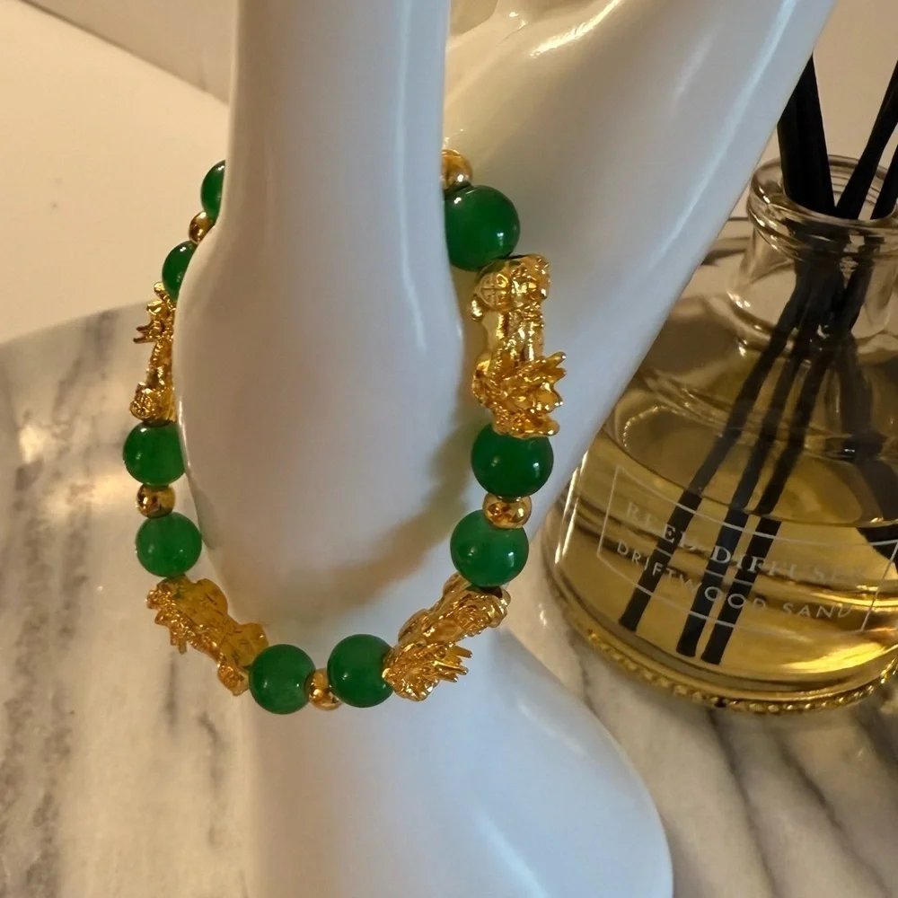 8mm Green Beaded Pixiu Bracelet Gold Tone Feng Shui Wealth Charm Stretch